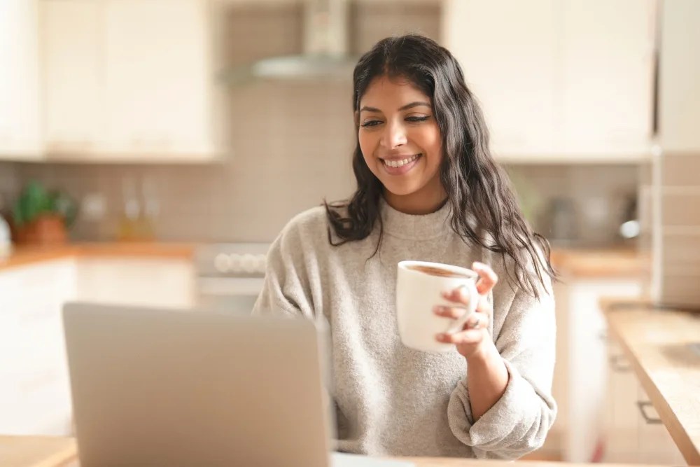 Mujer revisando en internet cómo construir seguridad financiera