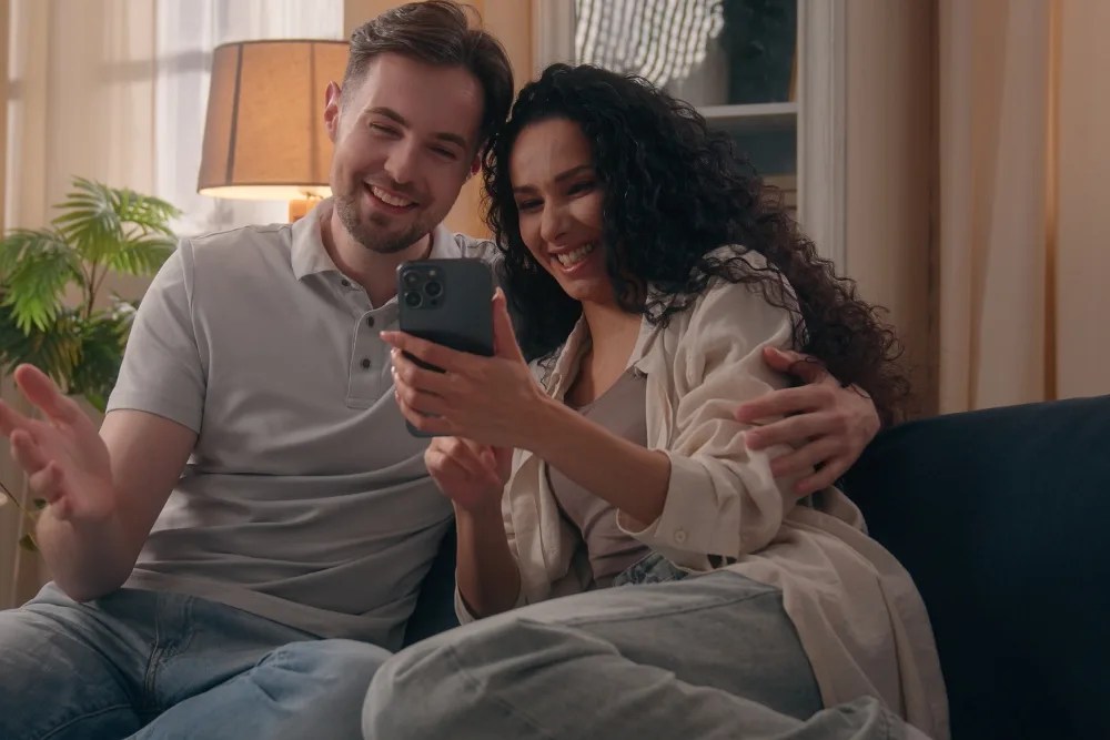Pareja aprendiendo sobre cómo hacer el hábito de ahorrar