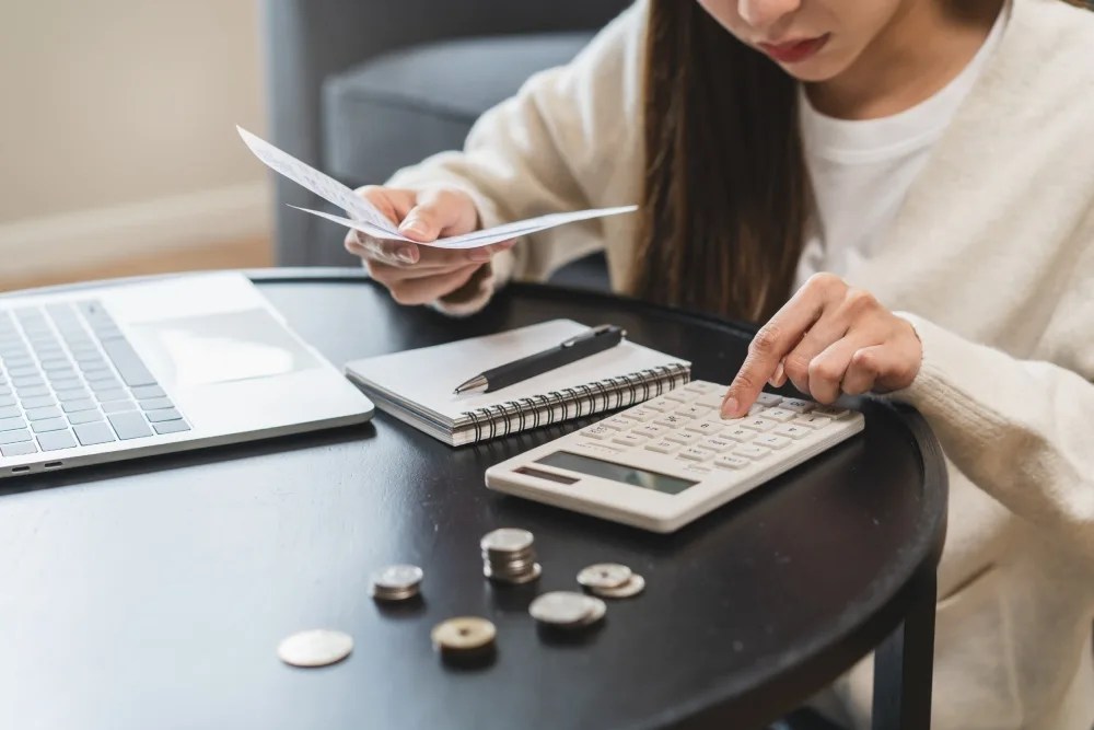 persona haciendo cálculos en cómo invertir poco dinero y generar ganancias