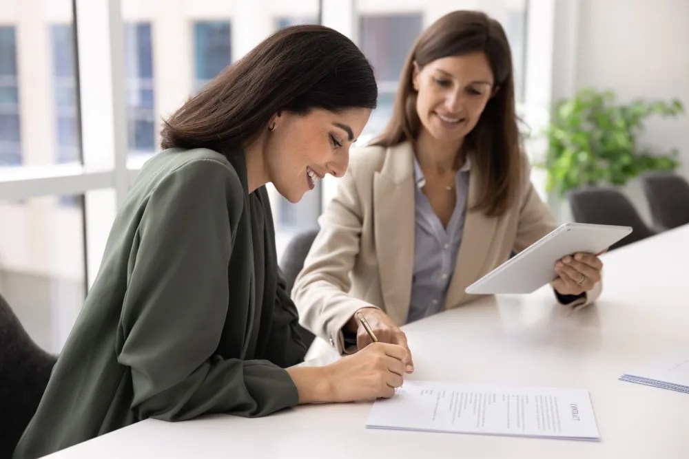 mujer firmando un contrato financiero