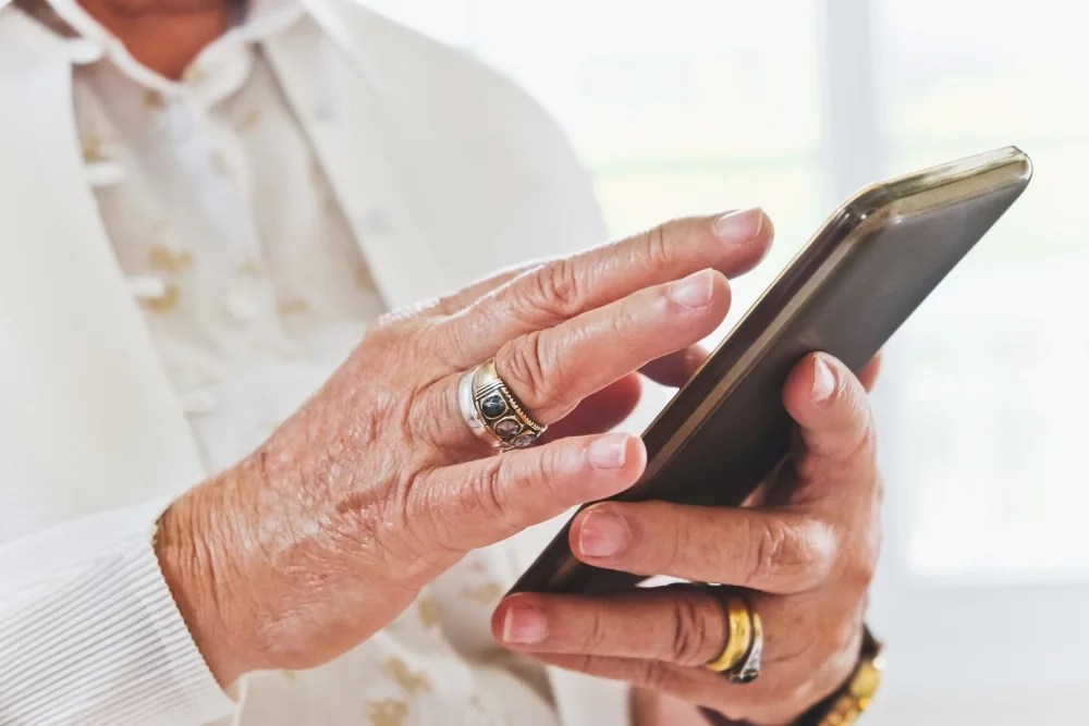 Adulto mayor utilizando métodos de seguridad en su banca digital