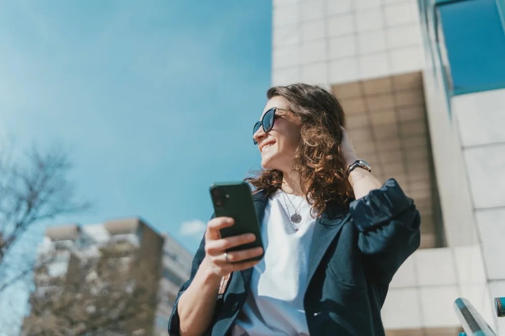 Mujer contenta al tener independencia financiera