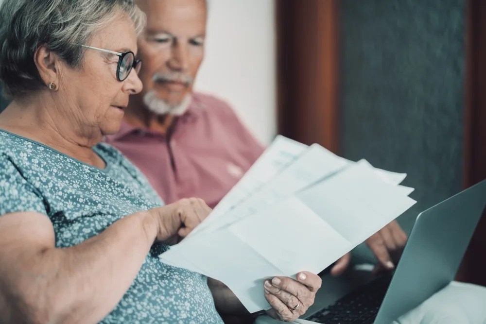 Pensionados revisando su cuenta bancaria