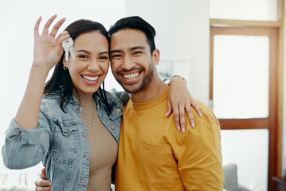pareja contenta al aplicar estrategias para bajar tasas de interes