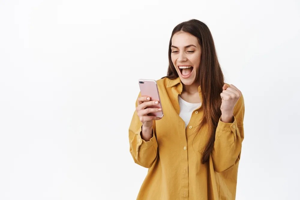 mujer celebrando que logró su ahorro meta