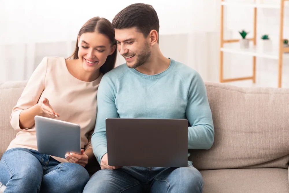 Pareja revisando en su laptop como mejorar su hipoteca
