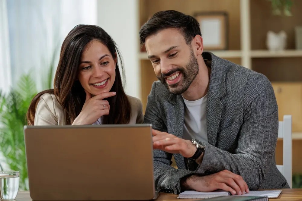 Pareja revisando en computador los requisitos para el crédito hipotecario