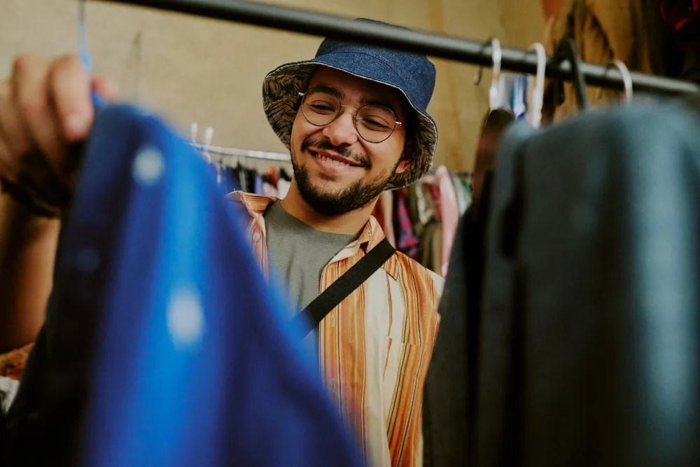 Hombre de compras: cómo reconocer ropa de buena calidad