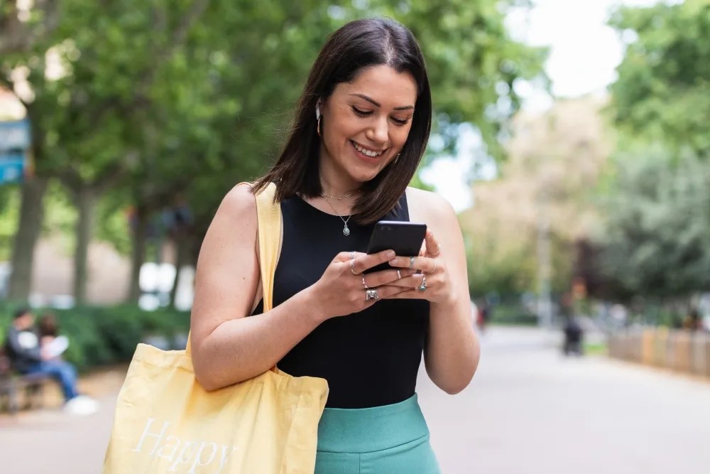 Mujer utilizando app de finanzas personales