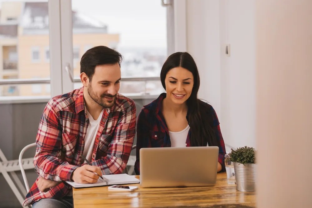 pareja revisando su capacidad de endeudamiento para hipoteca
