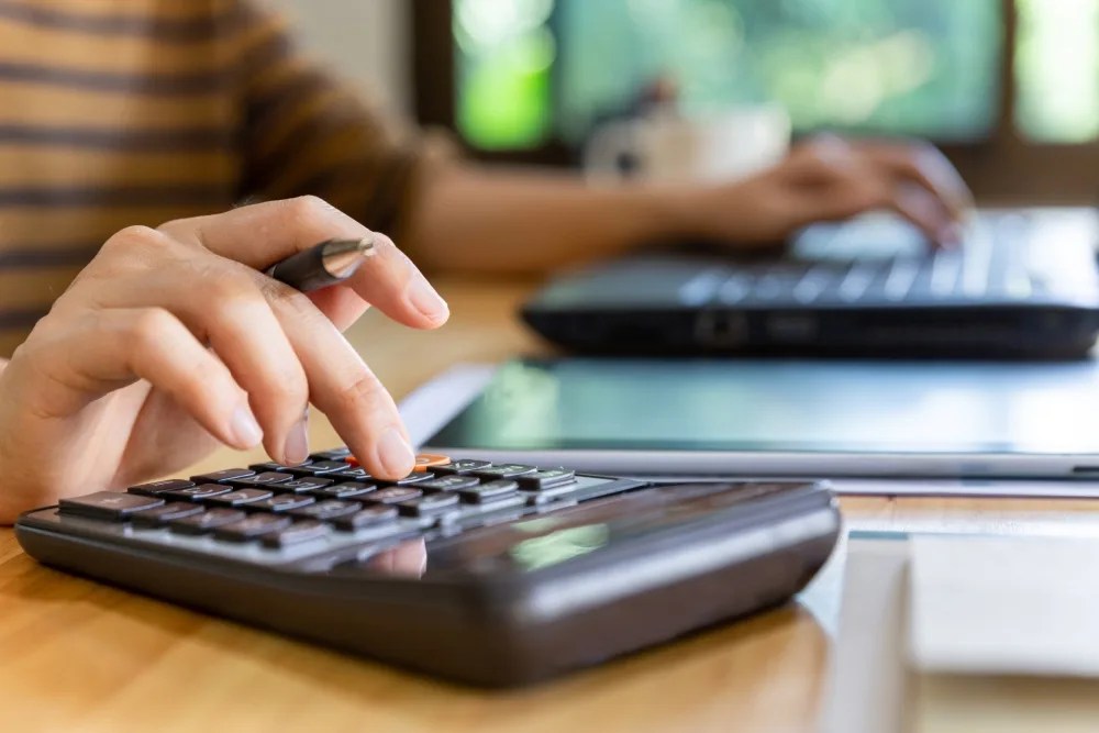 persona calculando su capacidad de pago para una hipoteca