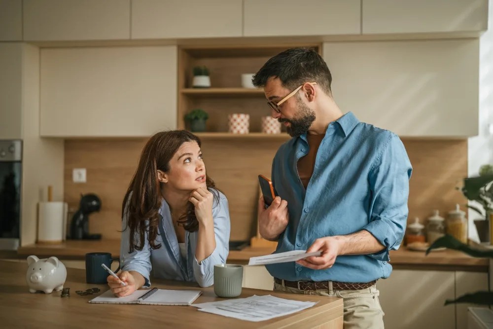 Pareja conversando sobre sus ahorros