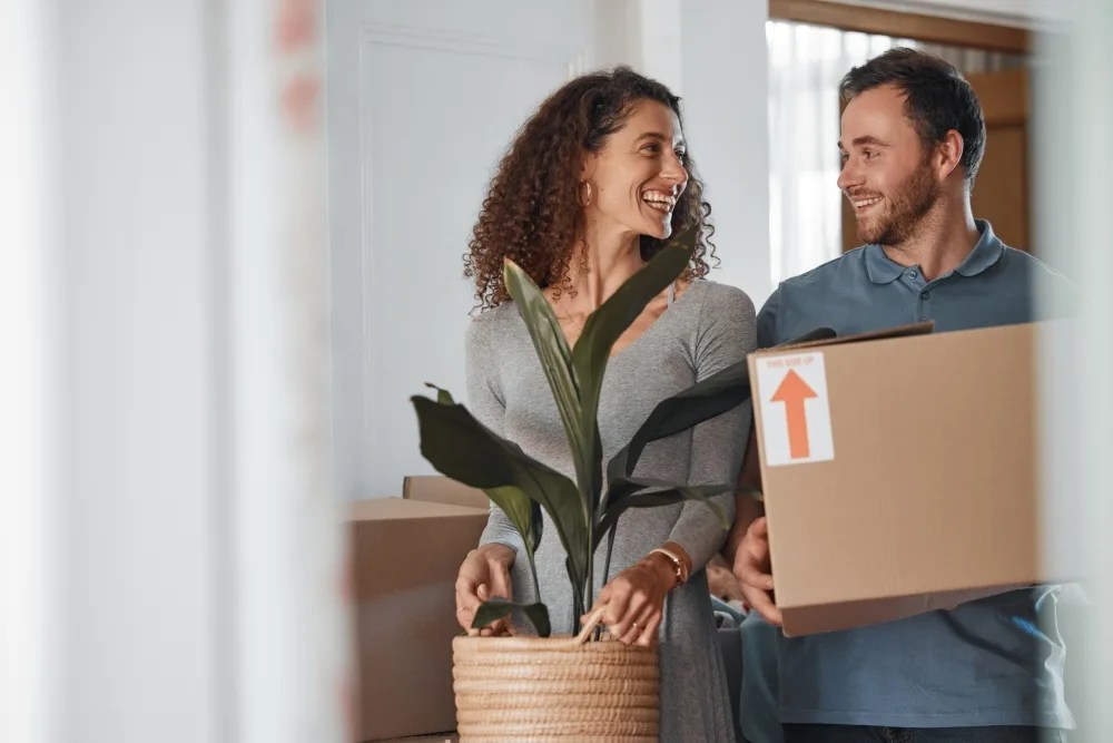 Pareja en su nueva casa: qué es tabla de amortización