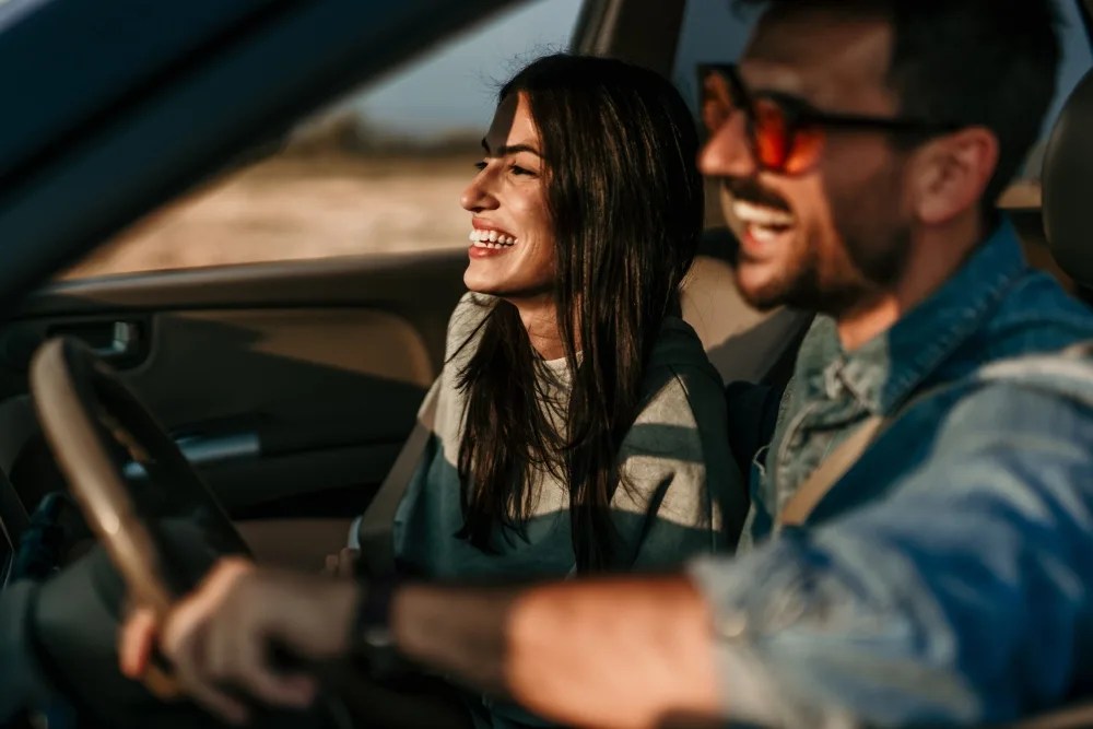 persona con seguro de auto temporal
